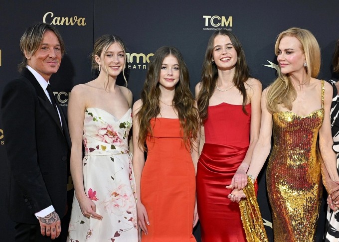 Vào đầu năm 2024, Sunday cùng em gái Faith (thứ 2 và 3 từ trái sang) lần đầu dự thảm đỏ cùng bố mẹ khi tới ủng hộ Nicole Kidman nhận giải thưởng Thành tựu trọn đời của Viện phim Mỹ. Khi đó, hai con gái tuổi teen của Nicole Kidman đã được dự đoán là những mỹ nhân và ngôi sao trong tương lai.