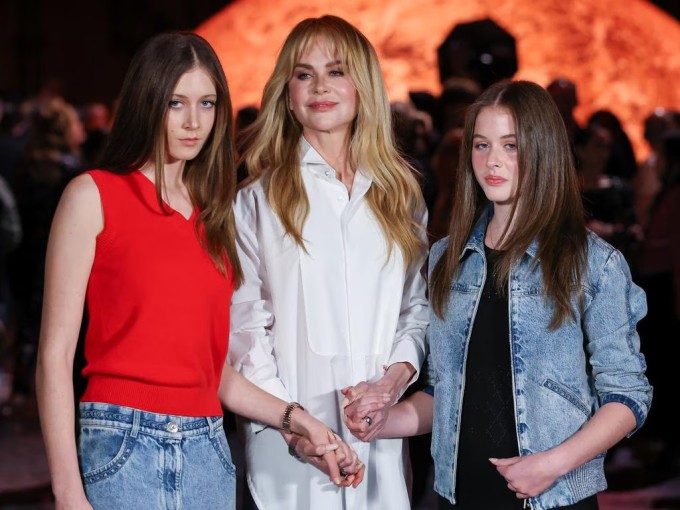 Sunday cùng em gái và mẹ dự show thời trang của Chanel tại Tuần lễ thời trang Paris, tháng 10/2025.