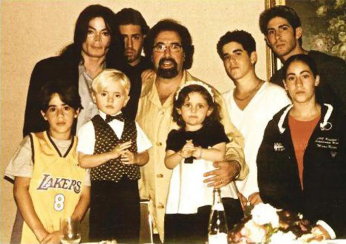 Michael Jackson và gia đình Cascio. Ảnh: jacksondynasty.net