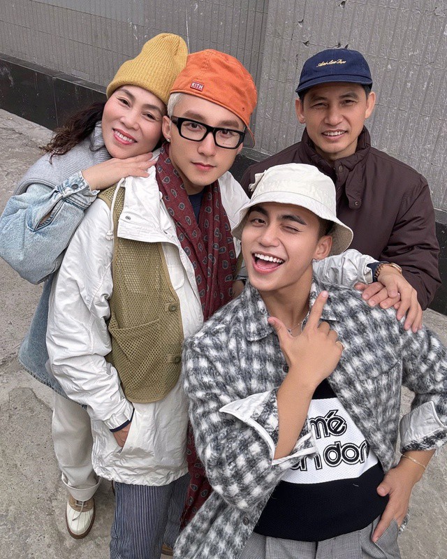 Trong khi Sơn Tùng nổi tiếng với hình ảnh chỉn chu và phong cách thời trang mang tính biểu tượng, MONO lại chọn hướng đi khác: tự do hơn, ngẫu hứng hơn và đôi khi có phần "nghịch ngợm". Chính sự khác biệt này giúp anh dần xây dựng được cá tính riêng.