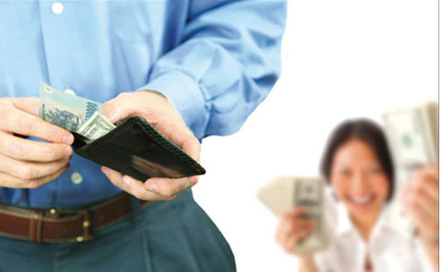 Đàn ông khôn ngoan giao tiền cho vợ, giữ quyền định hướng sự phát triển của gia đình và giữ vững nguyên tắc sống. Ảnh minh họa