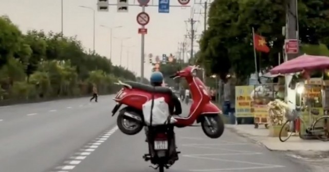 Truy tìm người đàn ông lái xe máy chở theo xe máy ở TPHCM