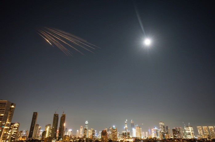 Tên lửa phóng từ Iran rực sáng trên bầu trời miền Trung Israel - Ảnh: AP