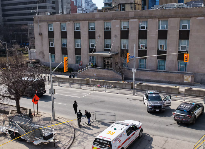 Ảnh chụp từ trên cao cho thấy một phần đường University Avenue gần lãnh sự quán đã bị phong toả. Ảnh: CBC.