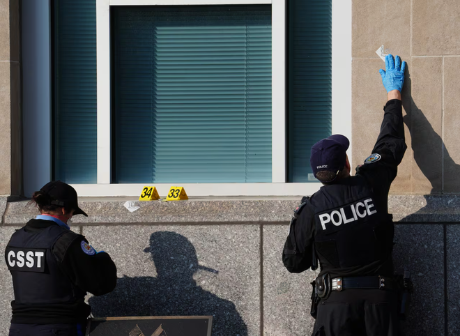 Nổ súng vào lãnh sự quán Mỹ ở Toronto, Canada truy tìm 2 nghi phạm - 3