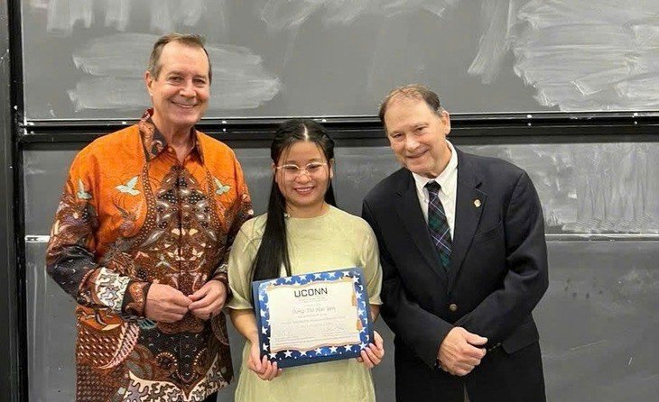 Hải Yến cầm trên tay chứng nhận học bổng YSEALI của Chính phủ Mỹ tài trợ toàn phần.