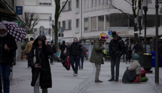 Hành vi ăn xin hung hăng đã bị cấm ở khu vực trung tâm Luxembourg từ năm 2024. Ảnh: Carlos Martínez