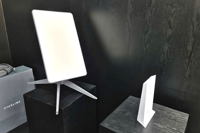 Chảo vệ tinh và router wifi của Starlink, trưng bày tại Ngày hội đổi mới sáng tạo Việt Nam, tháng 10/2023. Ảnh: Trọng Đạt