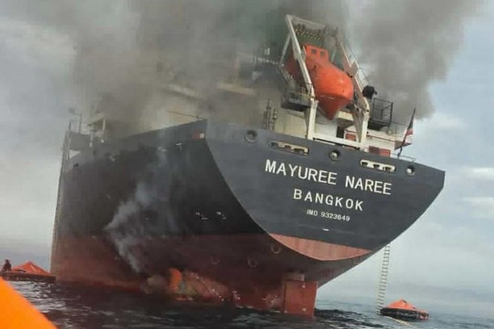 Tàu hàng Thái Lan bốc cháy ở eo biển Hormuz, thủy thủ sơ tán - 1