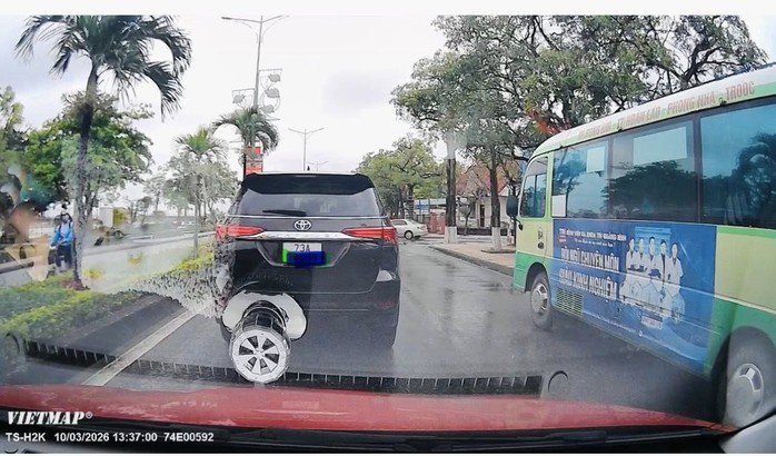 Hình ảnh tài xế bật đèn cảnh báo, "khoá lối" xe phía sau bị phạt