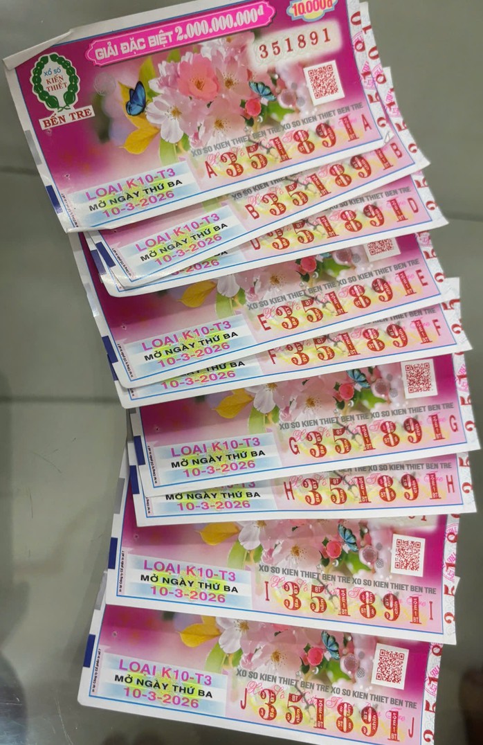 9 tờ vé số của anh Phát trúng giải độc đắc.