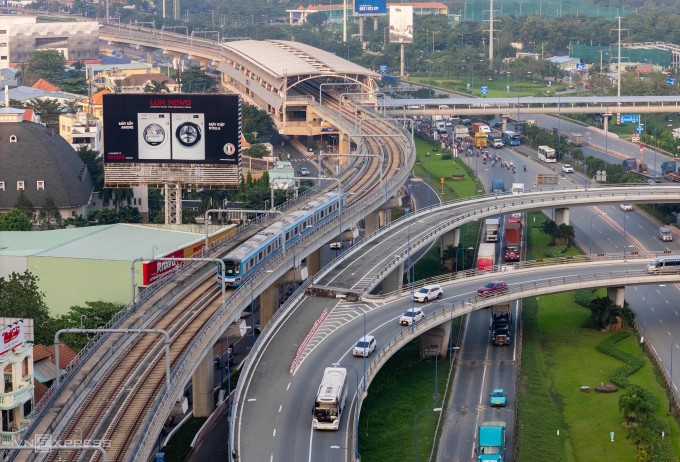 Tuyến metro số 1 Bến Thành - Suối Tiên di chuyển trên xa lộ Hà Nội (đường Võ Nguyên Giáp), tháng 12/2024. Ảnh: Quỳnh Trần