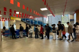 Xăng tăng giá liên tục, người Hà Nội ùn ùn chuyển đi tàu điện, xe buýt