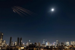 Israel cáo buộc Iran đã dùng hơn 100 tên lửa mang đầu đạn chùm