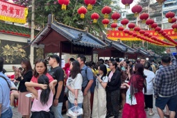 Xếp hàng chờ cả tiếng đồng hồ ăn đậu hũ vàng bán 'mỗi năm một lần'