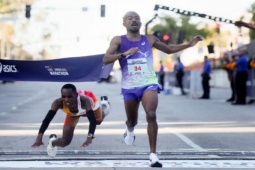 Khán giả "làm loạn", khiến nam VĐV mất chức vô địch marathon vì kém 0,18 giây