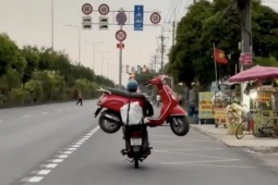 Truy tìm người đàn ông lái xe máy chở theo xe máy ở TPHCM