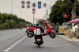 Truy tìm người đàn ông lái xe máy chở theo xe máy ở TPHCM