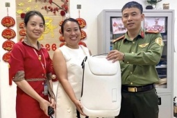 Bên trong chiếc balo trắng bị bỏ lại sân bay Đà Nẵng