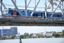 CLIP: Chính thức thông tuyến đường sắt qua cầu Ghềnh sau sự cố sà lan tông cầu