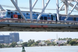 CLIP: Chính thức thông tuyến đường sắt qua cầu Ghềnh sau sự cố sà lan tông cầu