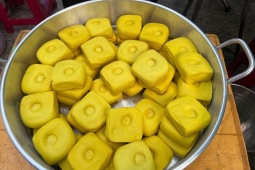 Xếp hàng chờ cả tiếng đồng hồ ăn đậu hũ vàng bán 'mỗi năm một lần'