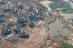 Bay trên công trường sân vận động Trống Đồng