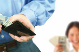 Đàn ông khôn ngoan nên biết: Tiền có thể giao cho vợ, nhưng 2 quyền này nhất định phải tự nắm giữ!