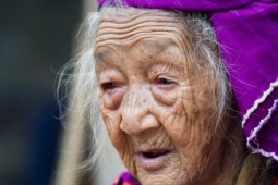 Cụ bà Hà Giang khiến khách Tây 'tan chảy'