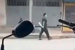 Bất ngờ lao vào chém trọng thương người uống cà phê rồi cầm dao "đi dạo" trên đường