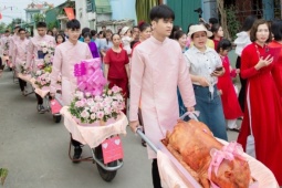 Chú rể Thanh Hóa đến ăn hỏi bằng 9 xe rùa, bố mẹ cô dâu reo hò vì 'lạ'