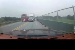 Thót tim clip xe đầu kéo liều lĩnh lấn làn ngược chiều trên cao tốc Nội Bài - Lào Cai