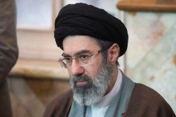 Iran nói lãnh tụ tối cao ‘vẫn an toàn’, tàu đi qua eo biển Hormuz bị tập kích