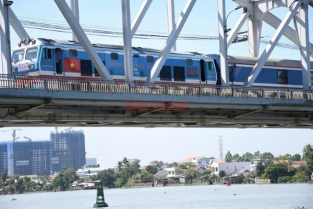 CLIP: Chính thức thông tuyến đường sắt qua cầu Ghềnh sau sự cố sà lan tông cầu