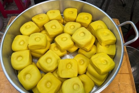 Xếp hàng chờ cả tiếng đồng hồ ăn đậu hũ vàng bán 'mỗi năm một lần'