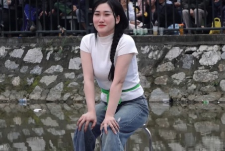 Cô gái xinh đẹp náo loạn sới vật, mặc quần bò rách hạ 2 đối thủ vật hội làng