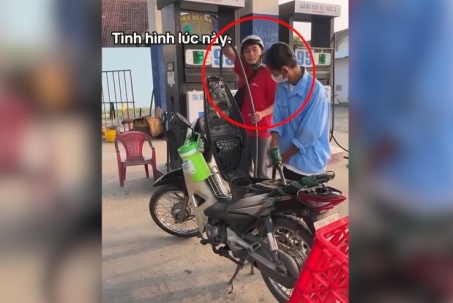 Clip: “Dở khóc dở cười” cảnh thanh niên kéo dây vòi xăng để vét nốt từng giọt