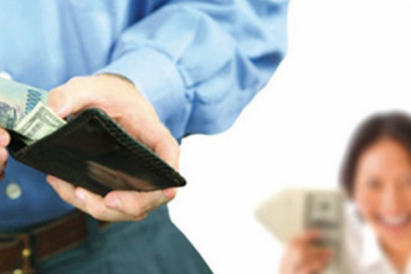 Đàn ông khôn ngoan nên biết: Tiền có thể giao cho vợ, nhưng 2 quyền này nhất định phải tự nắm giữ!