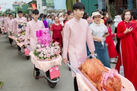 Chú rể Thanh Hóa đến ăn hỏi bằng 9 xe rùa, bố mẹ cô dâu reo hò vì 'lạ'