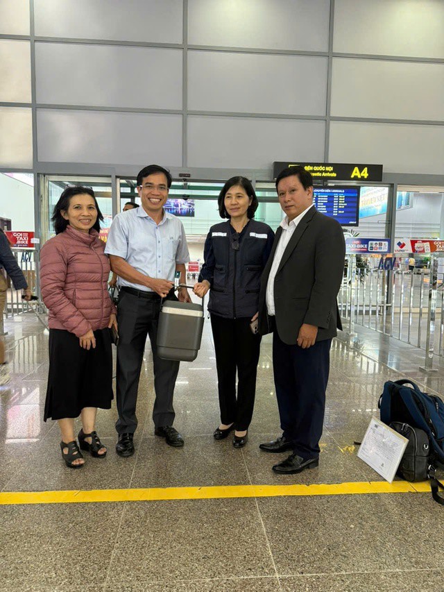 Đại diện Sở Y tế TP Đà Nẵng tiếp nhận 5 lọ thuốc kháng độc tố Botulinum do WHO hỗ trợ