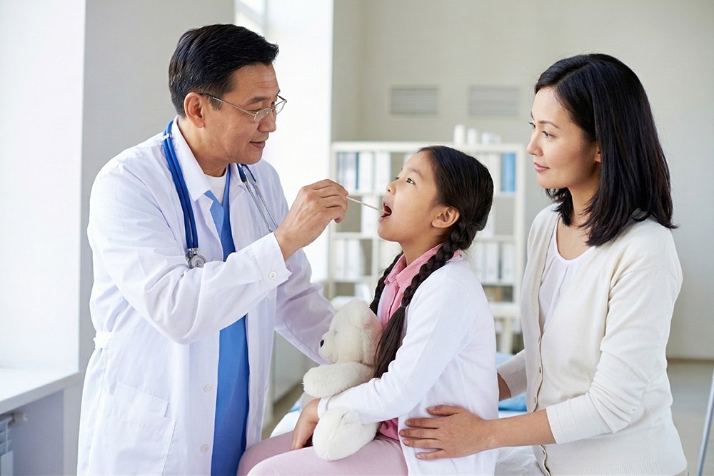 Trẻ em mắc bệnh hô hấp do ô nhiễm không khí.