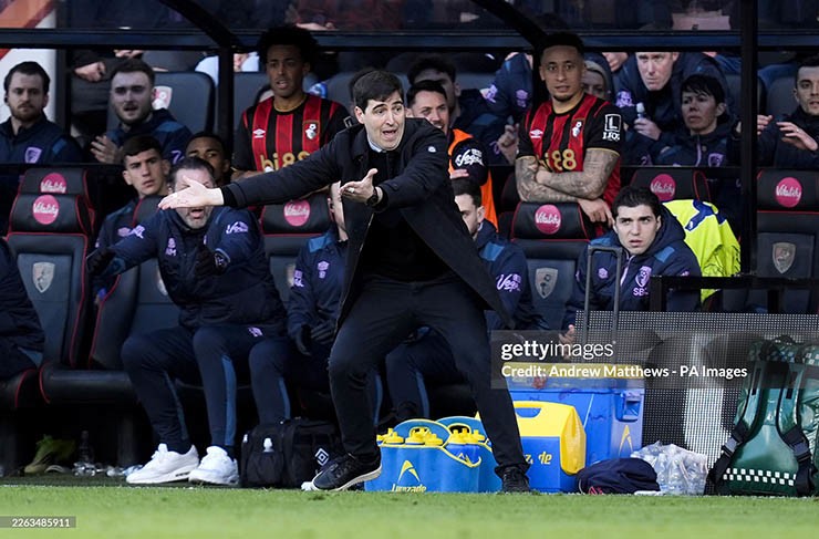 HLV Iraola được nhiều đội bóng Anh theo đuổi