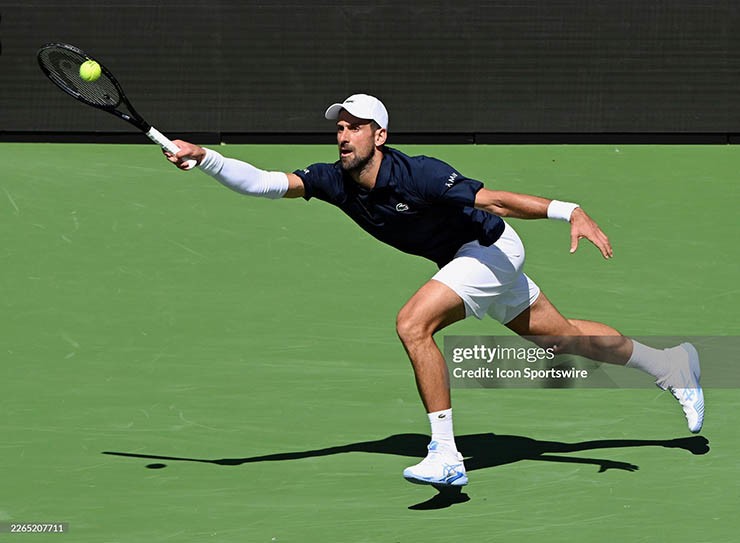 Djokovic thi đấu với dụng cụ hỗ trợ