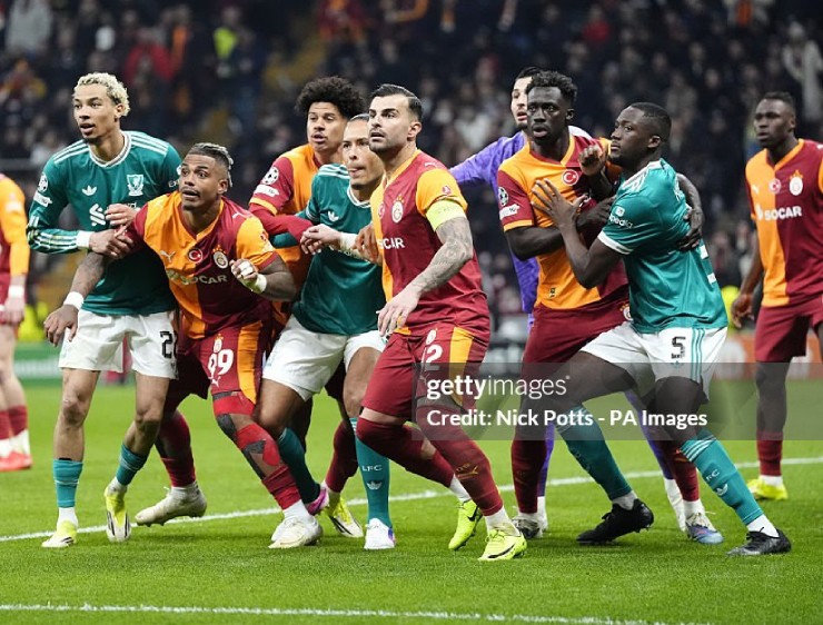 Những tình huống cố định và bóng bổng khiến hàng thủ Liverpool bối rối