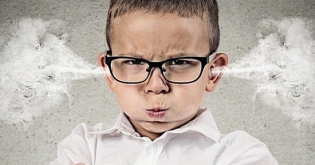 Lý do trẻ ngoan với người lạ nhưng bướng bỉnh với cha mẹ