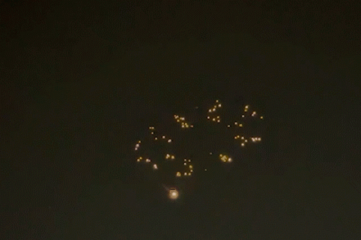 Khoảnh khắc 'tên lửa mang đầu đạn chùm' Iran tập kích Israel