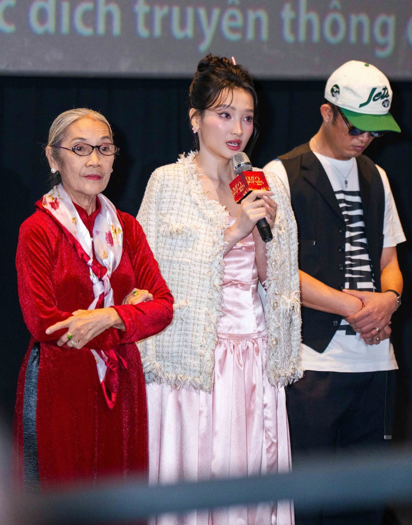 Dàn diễn viên chính gồm Khả Như, Quang Tuấn, Ngọc Hương, Đào Anh Tuấn, Thanh Hiền... giao lưu với khán giả sau buổi chiếu sớm.