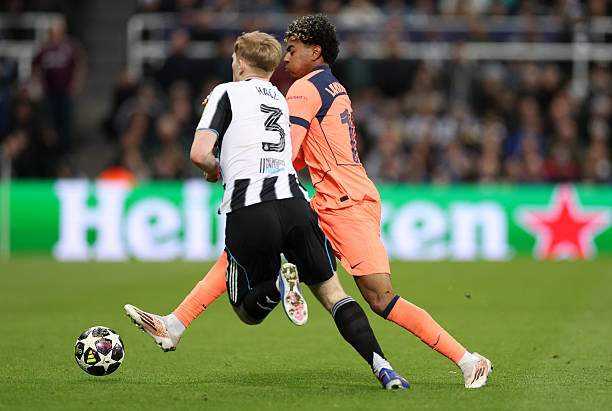 Yamal cực kỳ vất vả trước sự đeo bám liên tục của Hall