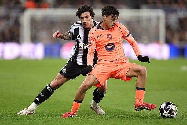 Pedri bị Tonali bám sát suốt trận và chuyền bóng chỉ nhiều hơn thủ môn Joan Garcia chút xíu