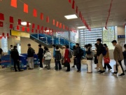 Xăng tăng giá liên tục, người Hà Nội ùn ùn chuyển đi tàu điện, xe buýt